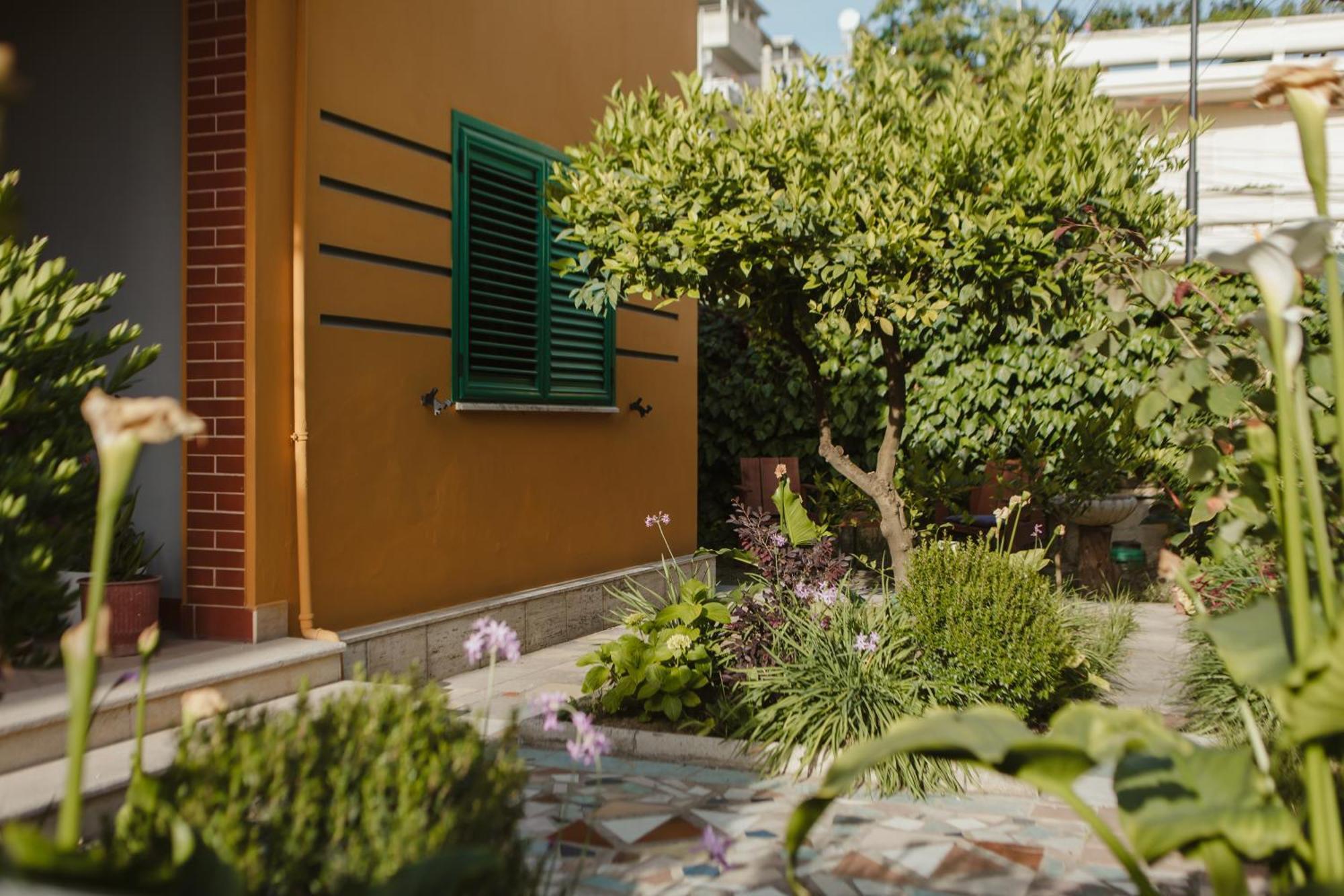 Rare Durres Apartment With Private Parking & Garden Esterno foto